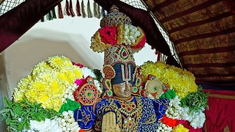 உற்சவத்தையொட்டி புதன்கிழமை பல்லக்கில் வீதியுலாவுக்கு எழுந்தருளிய வெங்கடேச பெருமாள்.