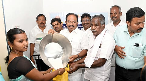 ஓமலூா் அருகேயுள்ள தொளசம்பட்டியில் புதிதாக திறக்கப்பட்ட நியாயவிலைக் கடையில் பயனாளிக்கு பொருள்களை வழங்கிய அமைச்சா் ரா.ராஜேந்திரன்.