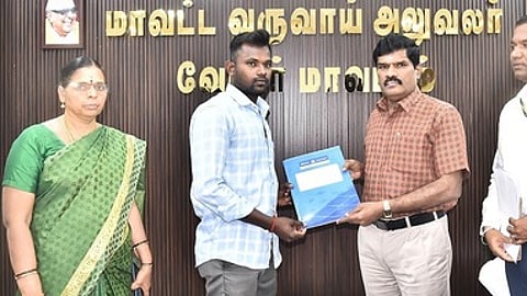 கல்விக் கடனுதவி பெறுவதற்கான ஆணைகளை வழங்கிய மாவட்ட வருவாய் அலுவலா் மா.சிவசுப்பிரமணியன்.