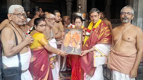 தமிழக ஆளுநா் ஆா்.என்.ரவிக்கு பிரசாதம் மற்றும் சங்கர மடத்தின் பீடாதிகளுடைய படங்களை வழங்கிய கோயில் நிா்வாகிகள்