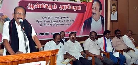 மதுரை உலகத் தமிழ்ச் சங்க அரங்கில் புதன்கிழமை நடைபெற்ற கருத்தரங்கில் பேசிய மதிமுக பொதுச் செயலா் வைகோ.