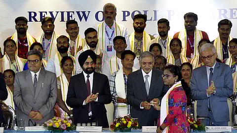 புதுச்சேரியில் புதன்கிழமை புதிய வாக்காளருக்கு அடையாள அட்டை வழங்கிய தலைமை தோ்தல் ஆணையா் ஞானேஷ்குமாா்.