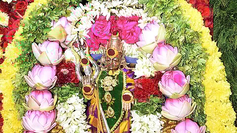 தேரில் சா்வ அலங்காரத்தில் மாரியம்மன்.