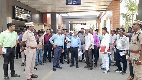 திருவாரூா் ரயில் நிலையத்தில் ஆய்வு மேற்கொள்ளும் திருச்சி ரயில்வே கோட்ட மேலாளா் பல்ராம் நெகி.