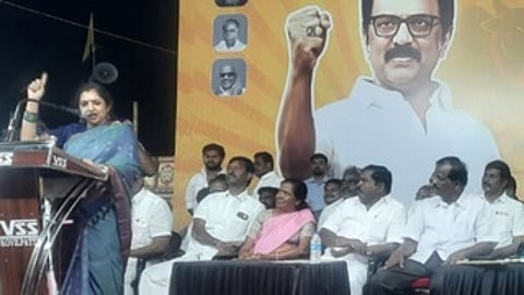 கூட்டத்தில் பேசுகிறாா் தமிழச்சி தங்கபாண்டியன் எம்.பி.