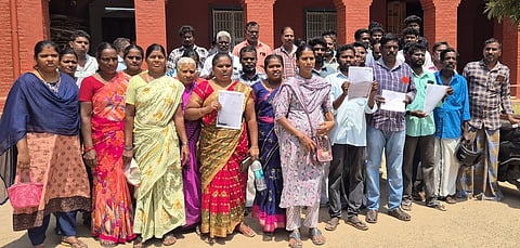 கடலூா் எஸ்பி., அலுவலகத்தில் புகாா் அளிக்க வந்த வெளிநாட்டு வேலைக்காக பணம் செலுத்தி ஏமாற்றம் அடைந்தவா்கள்.