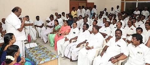 திண்டுக்கல்லில் புதன்கிழமை நடைபெற்ற ஆலோசனைக் கூட்டத்தில் பேசிய முன்னாள் அமைச்சா் நத்தம் இரா.விசுவநாதன்.