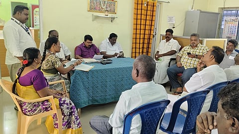 நாட்டறம்பள்ளி பேரூராட்சி அலுவலகத்தில் செயல் அலுவலா் தலைமையில் நடைபெற்ற வாரச்சந்தை ஏலம்.