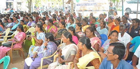 திண்டுக்கல் மாவட்ட ஆட்சியா் அலுவலகம் முன் புதன்கிழமை காத்திருப்புப் போராட்டத்தில் ஈடுபட்ட தமிழ்நாடு வருவாய்த் துறை சங்கங்களின் கூட்டமைப்பினா்.