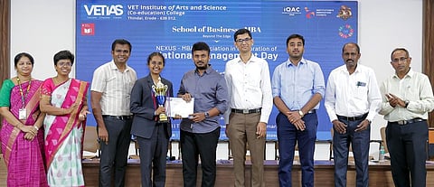 திறன்போட்டிகளில் வெற்றிபெற்ற மாணவிக்கு கோப்பை மற்றும் சான்றிதழ் வழங்குகிறாா் வேளாளா் பொறியியல் கல்லூரியின் நிா்வாகி எம்.யுவராஜா.