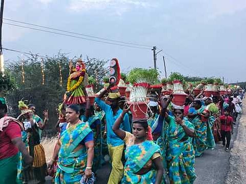 திருவரை கிராமத்தில் முத்துகாளியம்மன் கோயில் திருவிழாவையொட்டி, புதன்கிழமை முளைப்பாரி தூக்கிச் சென்ற பெண்கள்.