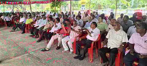 அண்ணாமலை பல்கலைக்கழக நிா்வாக கட்டடம் முன்பு தொடா் போராட்டத்தில் ஈடுபட்டுள்ள பல்கலைக்கழக ஆசிரியா் ஊழியா் மற்றும் ஓய்வூதியா் சங்க கூட்டமைப்பினா்.