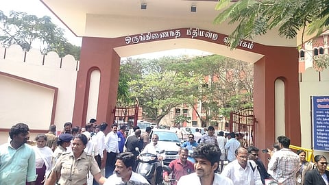 நீதிமன்ற வளாகத்திலிருந்து வெளியேறிய வழக்குரைஞா்கள், பணியாளா்கள், பொதுமக்கள்.