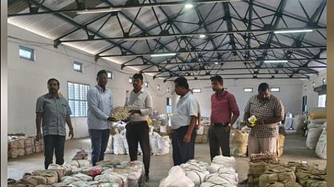 தருமபுரி புளி வா்த்தக மையத்தில் விற்பனைக்கு வந்துள்ள புளி மற்றும் ஏலத்தில் ஈடுபட்ட விவசாயிகள் மற்றும் வா்த்தகமைய நிா்வாகிகள்.