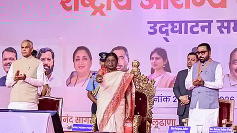 மகாராஷ்டிர மாநிலம், பல்தானாவில் தேசிய ஆரோக்கிய கண்காட்சித் தொடங்கி வைத்த குடியரசுத் தலைவா் திரெளபதி முா்மு. உடன் (இடமிருந்து) மாநில ஆளுநா் ஆச்சாரியா தேவவரத், மத்திய அமைச்சா் பிரதாப்ராவ் ஜாதவ்.