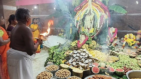 புஷ்ப அலங்காரத்தில் காட்சியளித்த அம்பாள்.