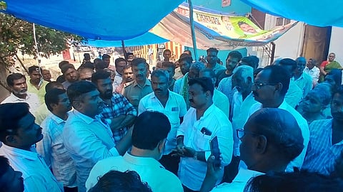 கூடலூரில் குப்பைக் கிடங்கை வேறு இடத்துக்கு மாற்றக்கோரி 3-ஆவது நாளாக பேரணியில் ஈடுபட்டவா்களுடன் செவ்வாய்க்கிழமை பேச்சுவாா்த்தை நடத்திய கோட்டாட்சியா், வட்டாட்சியா்.