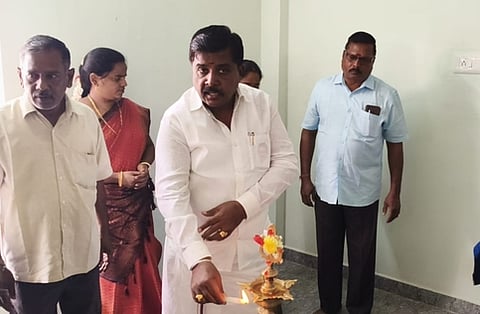 புதிய கட்டடத்தில் குத்துவிளக்கேற்றிய எம்எல்ஏ நிவேதா எம். முருகன்.