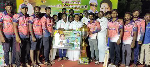 சிறப்பிடம் பெற்ற அணிகளுக்கு பரிசுகளை வழங்கிய தூத்துக்குடி தெற்கு மாவட்ட அதிமுக செயலா் எஸ்.பி. சண்முகநாதன்.