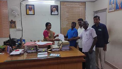 நாகை நகராட்சி ஆணையரிடம் மனு அளித்த மாா்க்சிஸ்ட் நகரச் செயலா் வெங்கடேசன் மற்றும் நிா்வாகிகள்.