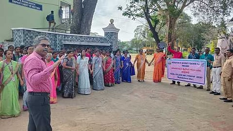 பேராசிரியா்கள்- மாணவா்கள் மனிதச் சங்கிலி