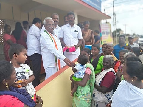 மதவக்குறிச்சியில் நிழற்குடை திறப்பு