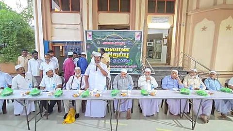 தஞ்சாவூா் மாவட்டம், கும்பகோணம் அருகே பாபுராஜபுரம் ஊராட்சியில் இஃப்தாா் நோன்பு திறக்கும் நிகழ்வில் பங்கேற்ற க.அன்பழகன் எம்எல்ஏ.