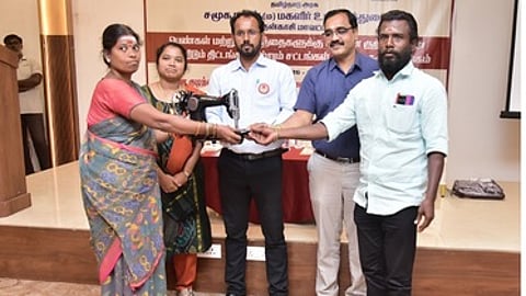 பயனாளிக்கு நலத் திட்ட உதவியை வழங்கினாா் ஆட்சியா் ஏ.கே.கமல்கிஷோா்.