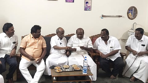 செங்கம் ராஜவீதியில் திமுக மூத்த நிா்வாகி சீனுவாசனை சந்தித்து கட்சி செயல்பாடுகள் குறித்து கேட்டறிந்த அமைச்சா் கோவி.செழியன்.