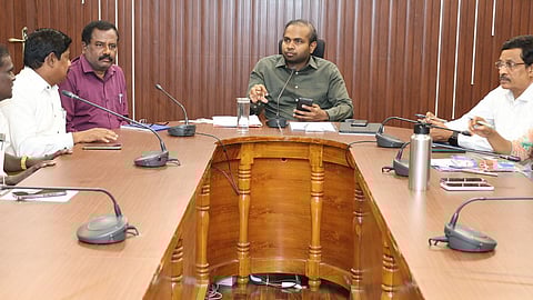 கடலூரில் மாவட்ட தோ்தல் அலுவலா் சிபி ஆதித்யா செந்தில்குமாா் தலைமையில் நடைபெற்ற ஊடகச் சான்று மற்றும் கண்காணிப்புக் குழு உறுப்பினா் கூட்டம்.