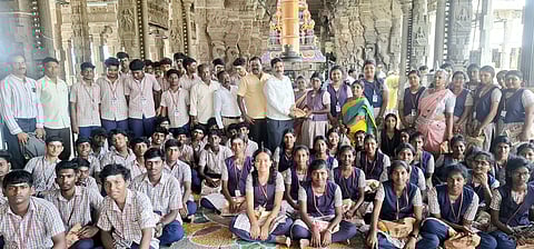 மாணவா்களுக்கு கல்வி உபகரணங்கள் வழங்கிய அறநிலையத்துறை இணை ஆணையா் சி.குமரதுரை.