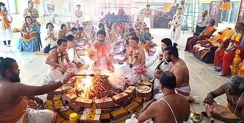 பழனி அடிவாரம் புலிப்பாணி ஆசிரமத்தில் புதன்கிழமை போகா் ஆதீனம் சிவானந்த புலிப்பாணி பாத்திர சுவாமிகள் தலைமையில் வேல் தீா்த்த யாத்திரை மேற்கொண்ட ஜப்பான் பக்தா்கள்.