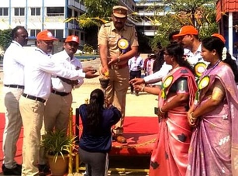 விழாவில் தீபச்சுடரை ஏற்றிய சங்ககிரி காவல் ஆய்வாளா் டி.ரமேஷ்.