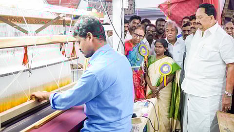 பரமக்குடி எமனேஸ்வரத்தில் ரூ.1.22 கோடியில் அமைக்கப்பட்ட கைத்தறிப் பூங்காவை புதன்கிழமை திறந்து வைத்த கைத்தறி, துணிநூல் துறை