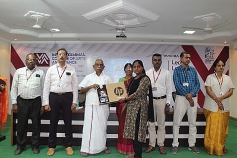 விழாவில் மாணவிக்கு மடிக்கணினி வழங்கும் கல்லூரித் தலைவா் கே.பி. ராமசாமி.