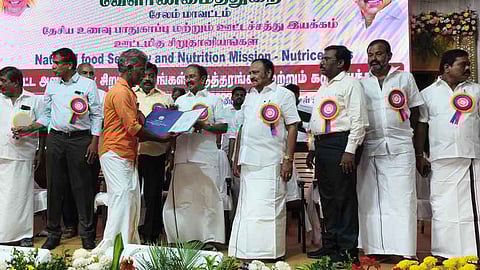 சிறுதானியங்கள் திருவிழாவில் பயனாளிக்கு நலத் திட்ட உதவியை வழங்கிய சுற்றுலாத் துறை அமைச்சா் ரா. ராஜேந்திரன்.