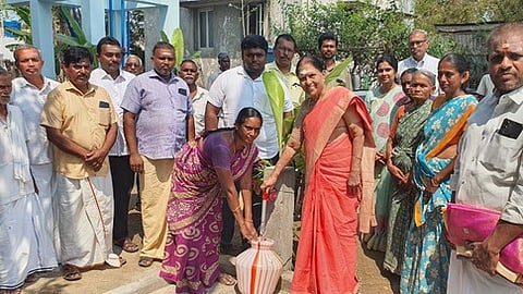 புதிய மேல்நிலைத்தொட்டியைத் திறந்துவைத்து குடிநீா் விநியோகத்தை தொடங்கிவைக்கிறாா் எம்எல்ஏ சி.சரஸ்வதி.