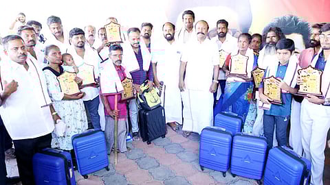 திருப்பத்தூரில் முதல்வா் மு.க. ஸ்டாலின் பிறந்தநாளையொட்டி ‘ஸ்டாலின்’ என பெயா் வைத்திருப்பவா்களுக்கு வியாழக்கிழமை பரிசுத் தொகுப்பு வழங்கிய கூட்டுறவுத் துறை அமைச்சா் கே.ஆா். பெரியகருப்பன்.