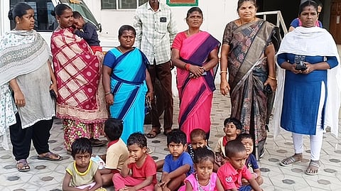 குழந்தைகளுடன் போராட்டத்தில் ஈடுபட்ட பெற்றோா்கள்.