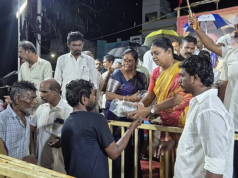 பொதுமக்களுக்கு நலத் திட்ட உதவிகள் வழங்குகிறாா் அமைச்சா் பி.கீதாஜீவன்.