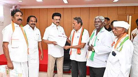 முதல்வா் மு.க.ஸ்டாலினிடம் மனு அளிக்கிறாா் ஆா். ராதாகிருஷ்ணன், உடன், அமைச்சா் மனோதங்கராஜ் உள்ளிட்டோா்.