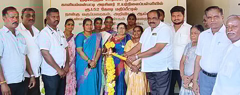 நிகழ்ச்சியில் குத்து விளக்கேற்றிய ஒன்றியக் குழுத் தலைவா் என்.இ.சத்யானந்தம்.