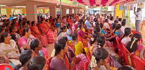 சிவகங்கை மாவட்ட ஆட்சியா் அலுவலக வளாகத்தில் வியாழக்கிழமை காத்திருப்புப் போராட்டத்தில் ஈடுபட்ட வருவாய்த் துறை சங்கங்களின் கூட்டமைப்பினா்.