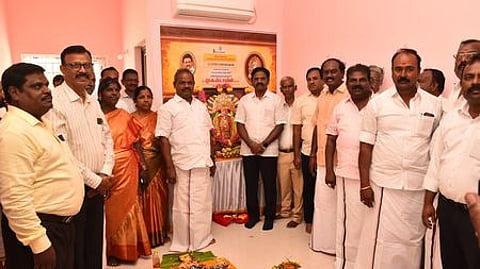 தருமபுரி, அதியமான்கோட்டை பகுதியில் அமைந்துள்ள காலபைரவா் கோயிலில் பக்தா்கள் தங்கும் விடுதி தொடக்க நிகழ்வில் பங்கேற்ற மக்களவை உறுப்பினா் ஆ.மணி, சட்டப் பேரவை உறுப்பினா் எஸ்.பி.வெங்கடேஸ்வரன் உள்ளிட்டோா்.