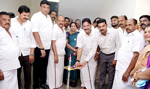 காவேரிப்பட்டணத்தில் வகுப்பறை கட்டடத்தில் குத்துவிளக்கேற்றிய தே.மதியழகன் எம்எல்ஏ, மாவட்ட வருவாய் அலுவலா் சாதனைக்கு உள்ளிட்டோா்.