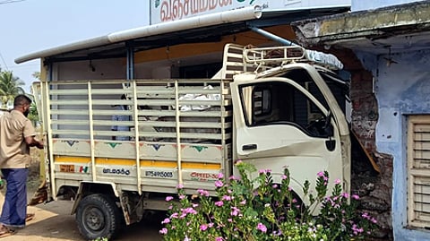 அரிசிக் கடை மீது மோதி விபத்துக்குள்ளான சரக்கு ஆட்டோ.