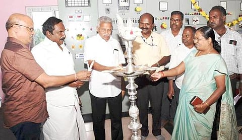 மேட்டுப்பாளையம் கிராமத்தில் துணை மின் நிலையத்தில் வியாழக்கிழமை குத்து விளக்கேற்றி வைத்த மாவட்ட வருவாய் அலுவலா் க. கண்ணன், உடன், மேற்பாா்வை பொறியாளா் மேகலா உள்ளிட்டோா்.