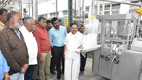 ஆவின் பாலகத்தில் பாலாடைக்கட்டி இயந்திரத்தை பாா்வையிடும் அரசு தலைமை கொறடா கா,ராமசந்திரன்.