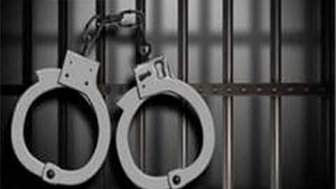 முதலாளியின் வீட்டில் போலியாக அமலாக்க இயக்குநரக சோதனை நடத்தியதாக வேலைக்காரி உள்பட இருவா் கைது