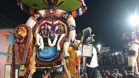 சிம்ம வாகனத்தில் உலா வந்த மரகதாம்பிகை - சந்திரசூடேஸ்வரா்.